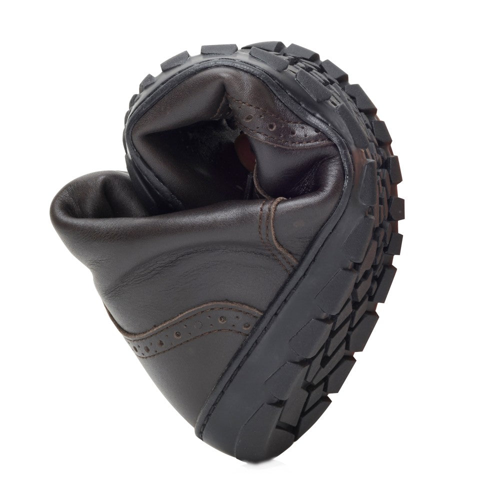 El QUINTIC Winter Brogue Dark Brown de ZAQQ se puede enrollar en una bola, destacando así su suela perfilada flexible y duradera, complementada con cuero napa de alta calidad.