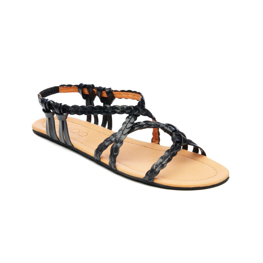 Presentamos las QALMA Black de ZAQQ, una sandalia de cuero estilosa con correas trenzadas negras intrincadamente tejidas, un diseño de punta abierta y una suela plana de caucho beige para un look casual.