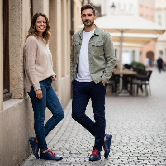 Paar mit Sneaker Barfußschuhen in dunkelblauen Leder mit roten Schnürsenkeln