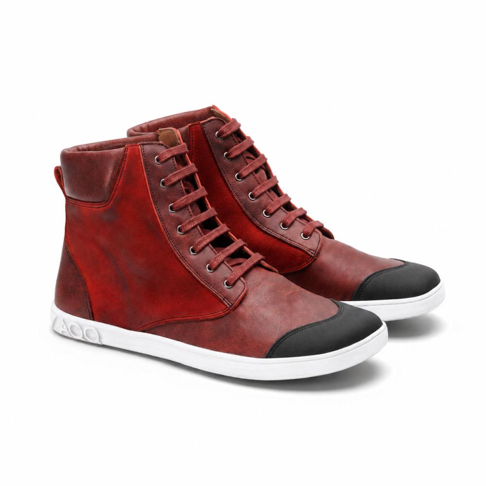Presentamos el CHICAQO Red de ZAQQ: Estas elegantes zapatillas altas se destacan por un diseño rojo intenso con punteras negras y suelas blancas. La cordonera frontal complementa el aspecto robusto y texturizado del cuero napa y gamuza. Para mayor comodidad, están equipadas con una suela flexible.