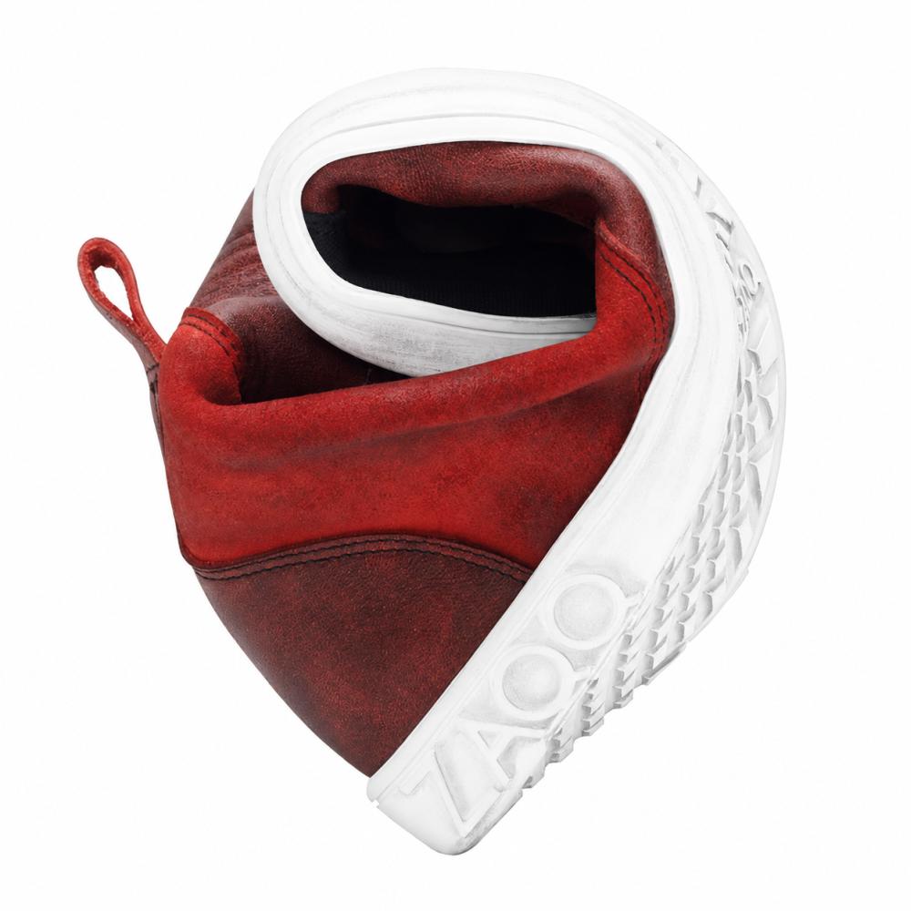 Presentamos el CHICAQO Red de ZAQQ: una zapatilla alta de cuero napa y gamuza con suela blanca, donde se puede ver claramente la palabra LAAOS. Su diseño promete durabilidad y ofrece al mismo tiempo la flexibilidad y fortaleza de un zapato descalzo.