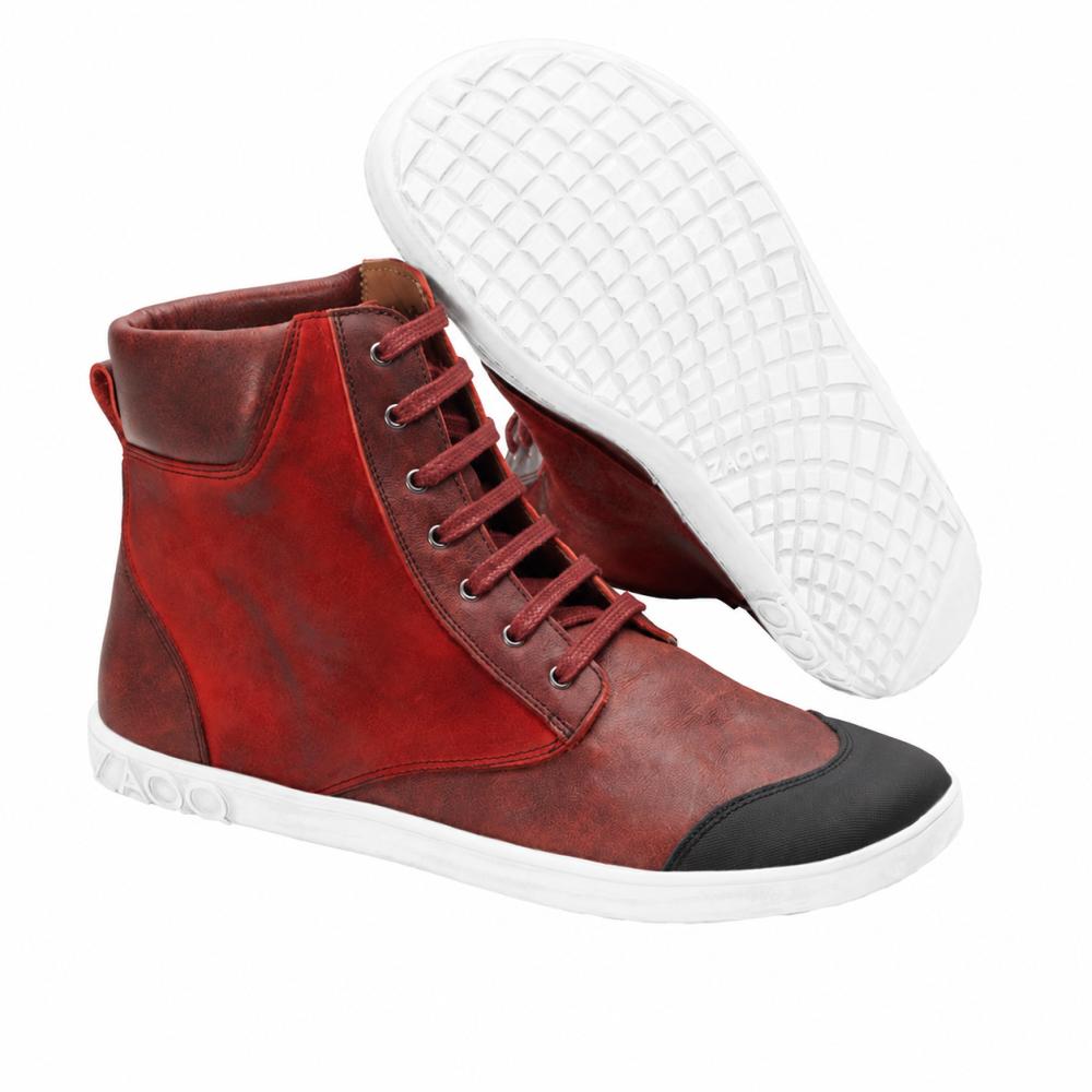 Presentamos el CHICAQO Red de ZAQQ: Estas elegantes zapatillas altas en un vibrante rojo están hechas de cuero napa y gamuza de alta calidad. Tienen una suela blanca lisa y una llamativa puntera negra. Un zapato está de pie, mientras que el otro está inclinado mostrando su suela estructurada y flexible.