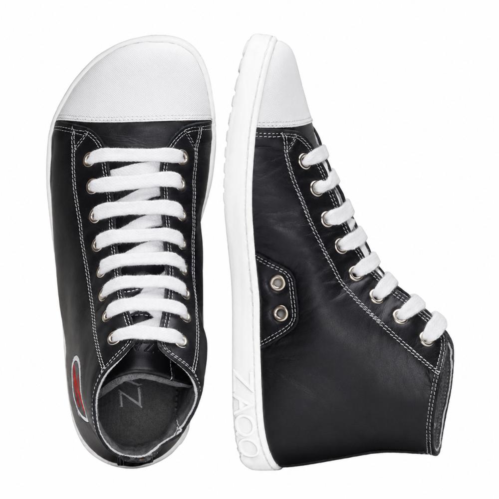 Un par de zapatillas altas negras elegantes de ZAQQ CHUQQS con suela de caucho blanca y cordones. El zapato izquierdo está erguido, mientras que el zapato derecho está de lado y muestra un elegante logo cerca del talón.