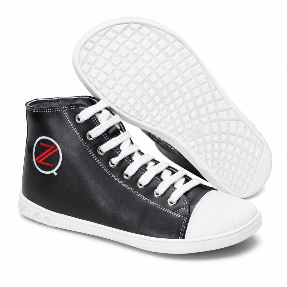 Las CHUQQS Black High-Top-Sneaker de ZAQQ tienen suelas y cordones blancos, reforzados con una puntera blanca. En el lateral se puede ver un logo con una Z roja en un círculo blanco. La suela de caucho está diseñada con un patrón de rejilla para mejorar el agarre y la durabilidad.
