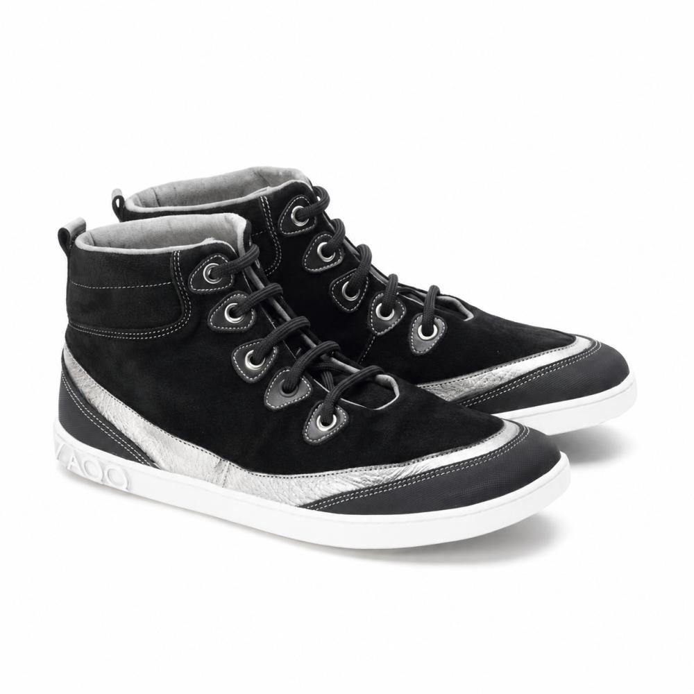 Las zapatillas altas CINQO Black de ZAQQ tienen acentos metálicos plateados y suelas blancas. Estos zapatos elegantes con cordones y ojales negros cuentan con un patrón texturizado en la entresuela cerca del talón. El diseño casual complementa perfectamente su aspecto deportivo.