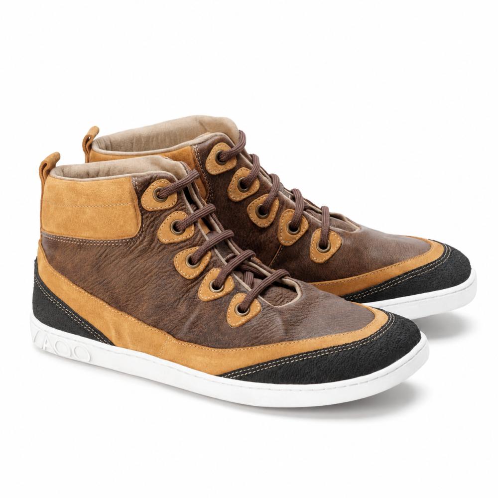 Los ZAQQ CINQO Brown High-Top-Sneaker destacan por una lujosa textura de napa en marrón y marrón claro, realzada por acentos negros en la puntera y el talón. Estos zapatos de moda tienen suelas blancas, cordones marrones y una práctica presilla en la parte trasera para un uso cómodo.