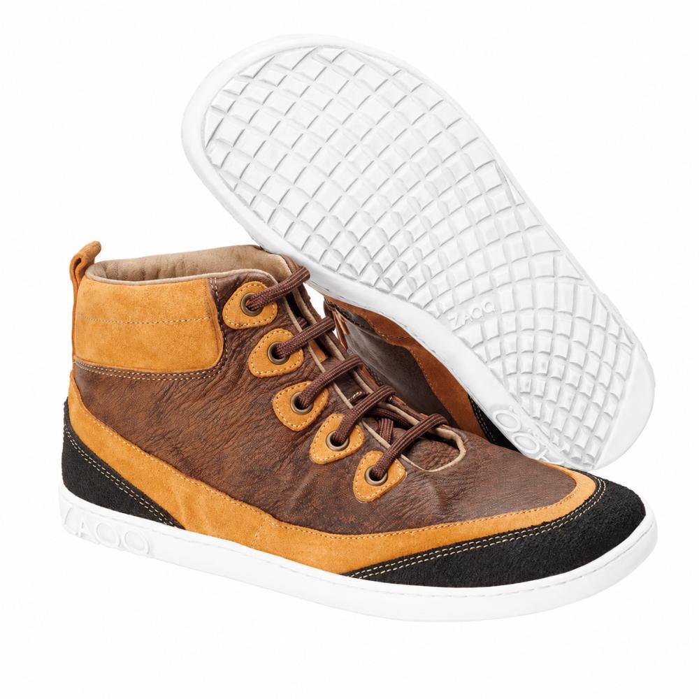 Un par de modernos ZAQQ CINQO Brown High-Top-Sneaker en tonos marrón y naranja con acentos negros y suela blanca de suave napa. Un zapato está de pie, mientras que el otro está de lado, resaltando el diseño de la suela estructurada que representa la comodidad de un zapato descalzo.