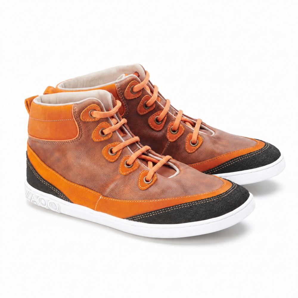 Estas ZAQQ CINQO Orange High-Top Sneakers destacan por su cuero naranja y marrón con cordones de un vibrante color naranja, complementados por suelas de un blanco resplandeciente. Los parches negros decorativos acentúan las punteras y los talones, convirtiéndolos en un imprescindible con estilo.