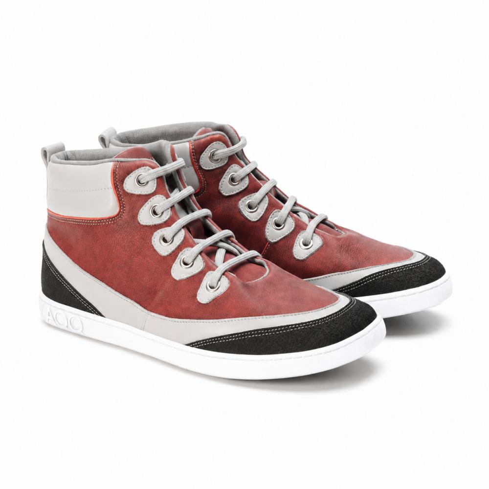 Los ZAQQ CINQO Red High-Top-Sneaker presentan un diseño deportivo con inserciones rojas y blancas, complementadas con acentos negros estructurados. Estos zapatos ofrecen comodidad con sus cordones blancos, la suela estampada y las costuras visibles para una combinación perfecta de estilo y confort.