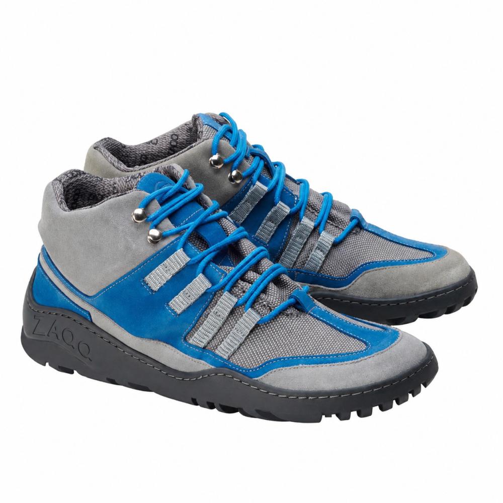Presentamos las ZAQQ ESQAPE Grey Blue Waterproof Sneaker con suela robusta y cordones azules. Estos zapatos están hechos de una combinación de malla y cuero, ofreciendo un aspecto deportivo junto con una durabilidad excepcional. La membrana interior impermeable asegura que tus pies se mantengan secos en cada aventura.