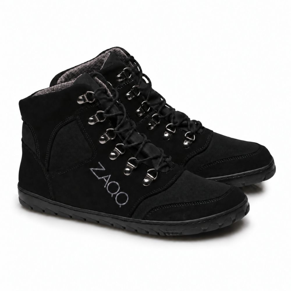 Wir präsentieren die ZAQQ HIQE Black Waterproof Sneaker: ein Paar schwarze und graue High-Tops mit Schnürverschluss und robuster Sohle. Diese Schuhe kombinieren Stoff und wildlederähnliche Materialien für einen sportlichen Look und eignen sich perfekt als wasserdichte Outdoor-Stiefel für jedes Gelände.