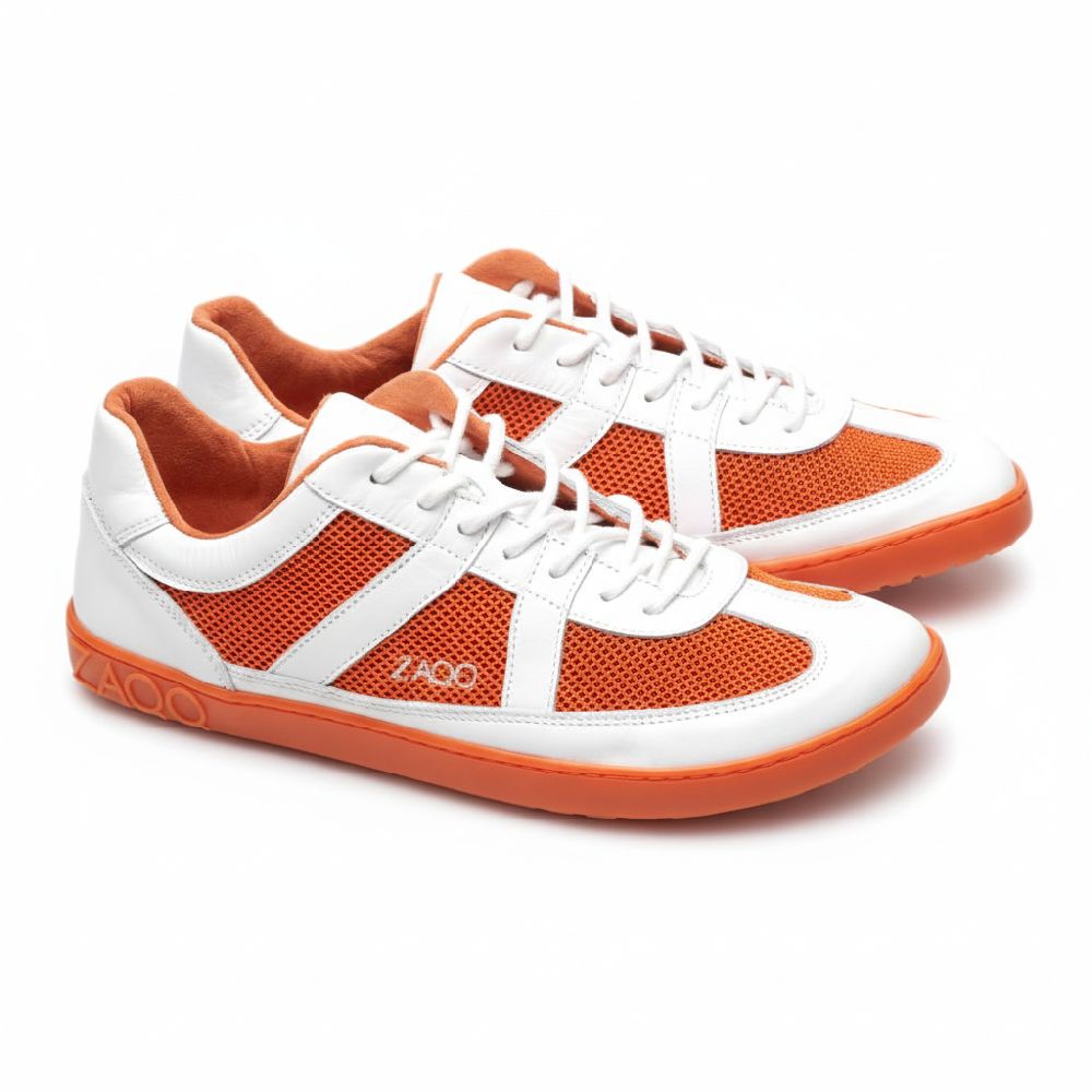 Wir präsentieren den ZAQQ OAQLEY Orange, eine megamoderne Variante des klassischen Schuhwerks. Diese Sneaker bestechen durch ihr stylisches Schnürdesign mit leuchtend orangefarbenen Mesh-Einsätzen und einem eleganten Logo an der Seite. Mit ihrer markanten orangefarbenen Laufsohle und dem Innenfutter sind sie sowohl auffällig als auch bequem.