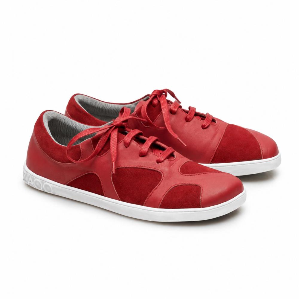 Las zapatillas QAANAAQ Bordeaux de ZAQQ están hechas de cuero napa y gamuza, y cuentan con una suela de goma Zero-Drop blanca y cordones rojos a juego.