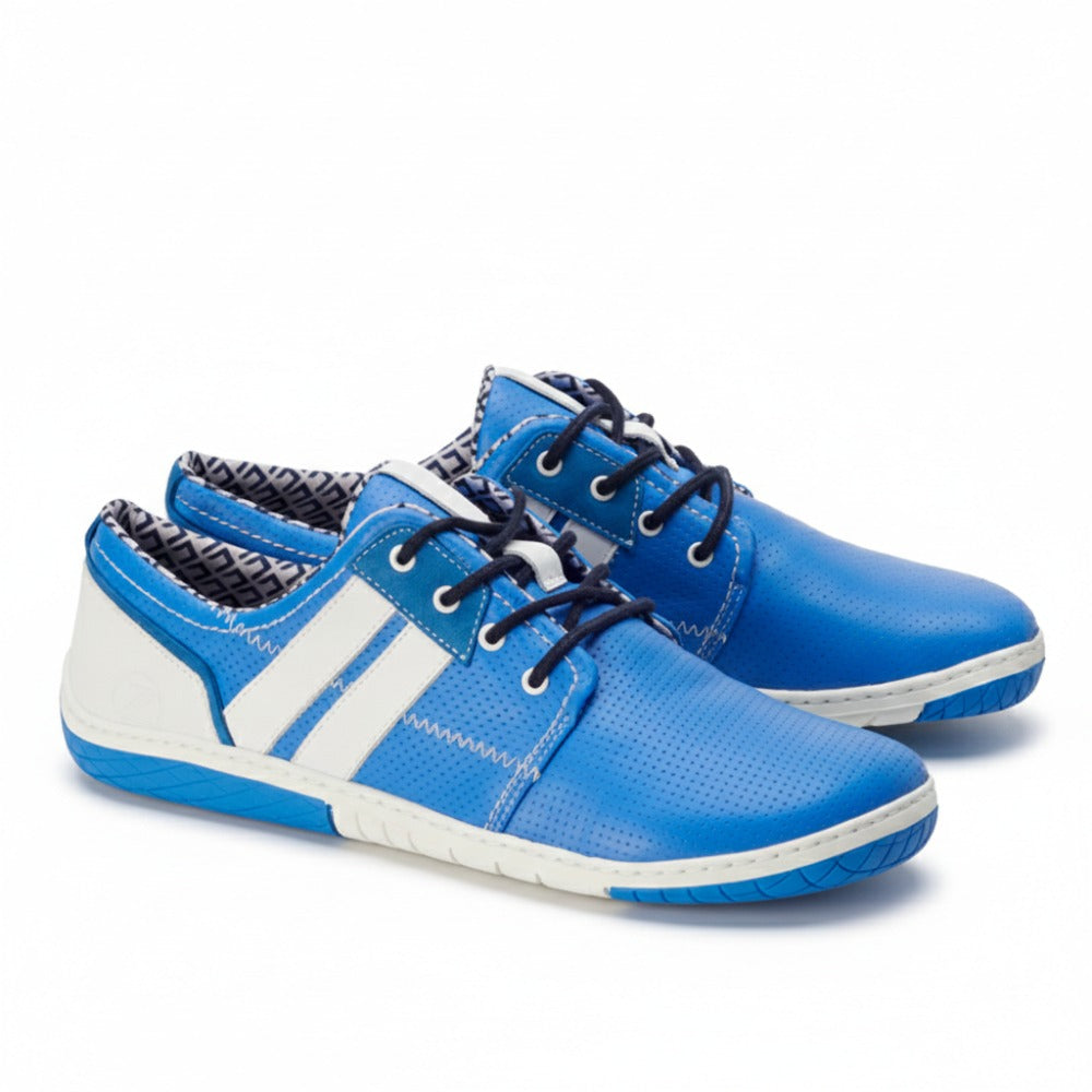 Wir präsentieren die QAPETOWN Blue-Sneaker von ZAQQ mit einem stilvollen blauen Design mit weißen Akzenten und schwarzen Schnürsenkeln, ergänzt durch ein markantes gemustertes Innenfutter. Diese Sneaker haben eine strukturierte Sohle für besseren Halt und sind atmungsaktiv, um ganztägigen Komfort zu gewährleisten.