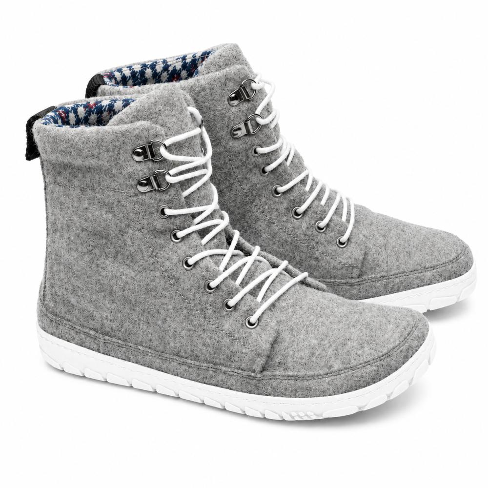 Presentamos el QICE Grey de ZAQQ: un par elegante de zapatillas de fieltro de caña alta en gris con cordones blancos y suelas de goma blancas robustas. Estas zapatillas cuentan con una suela para exteriores para un mejor agarre, completa con ojales de metal y un patrón texturizado en la suela exterior, lo que las hace ideales para cualquier aventura.