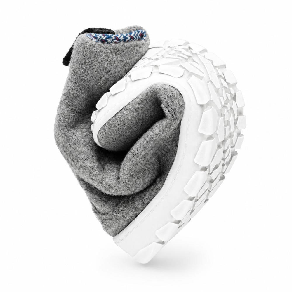 Presentamos el QICE Grey de ZAQQ: un zapato extremadamente flexible con una parte superior de lana merina gris y una suela exterior blanca resistente y duradera que muestra su extraordinaria flexibilidad.