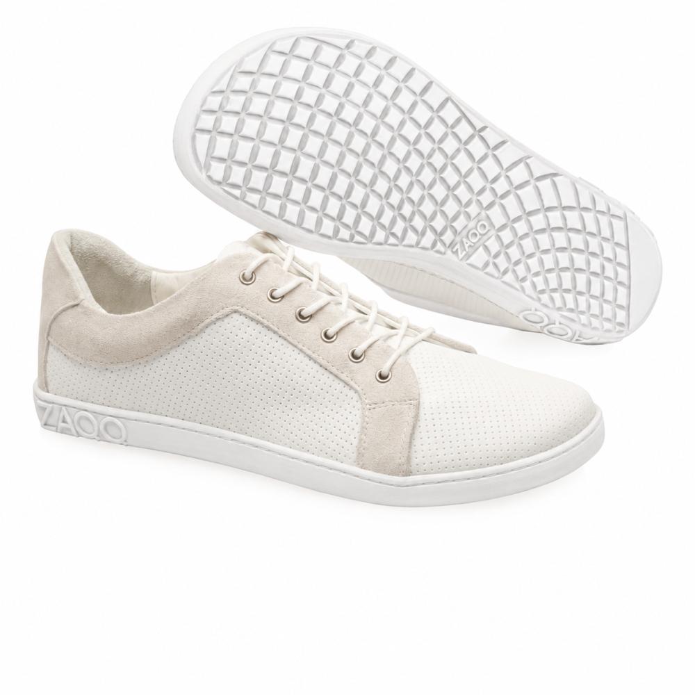 Las zapatillas ZAQQ QORE Low White de napa de alta calidad irradian sofisticación con sus cordones y perforaciones punteadas. Uno tiene una suela plana, mientras que el otro presenta una suela de gofre estructurada, ofreciendo tanto estilo como comodidad en cada paso.