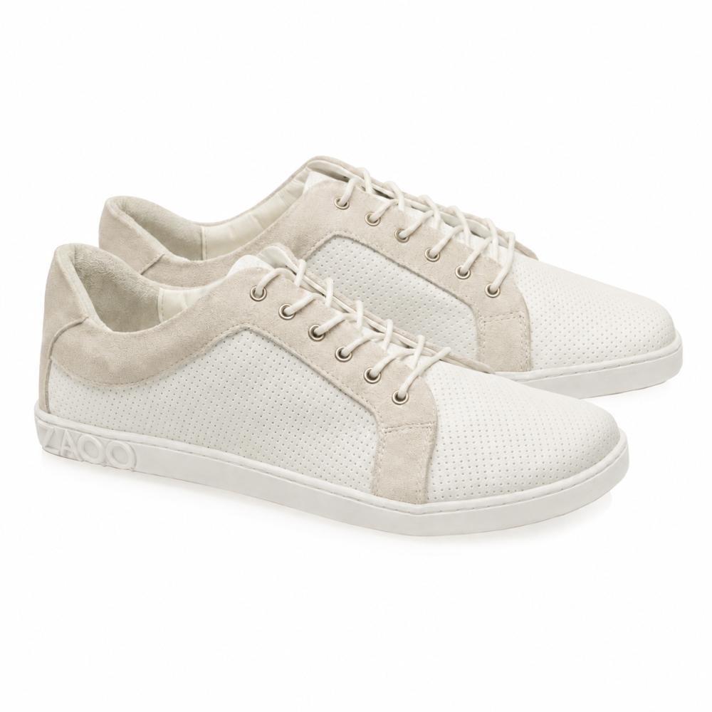 Presentamos las zapatillas QORE Low White de ZAQQ: elegantes calzado casual blanco con acentos beige y cordones blancos. Estas zapatillas de napa de alta calidad con textura perforada se destacan por un diseño inspirado en el calzado descalzo y cuentan con una suela clara que ofrece comodidad y estilo incomparables.