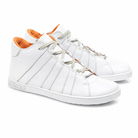 Die QQQ Mid White Sneaker von ZAQQ präsentieren sich im High-Top-Design mit grauen Schnürsenkeln und orangefarbenem Innenfutter. Sie sind aus Premium-Nappaleder gefertigt, verfügen über ein markantes Zickzack-Muster an der Seite und eine dicke Sohle für mehr Stil und Komfort.