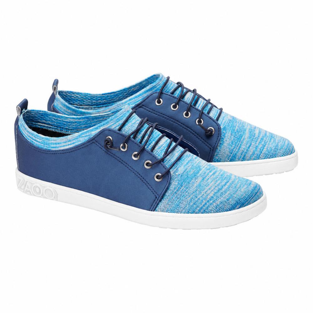 Las zapatillas QRIS Blue de ZAQQ están hechas de tela texturizada y inserciones azul oscuro para garantizar la transpirabilidad durante todo el día. Estos elegantes zapatos descalzos tienen suelas blancas con un diseño único y cordones azul oscuro enhebrados a través de ojales metálicos, lo que los hace ideales para cualquier salida casual.