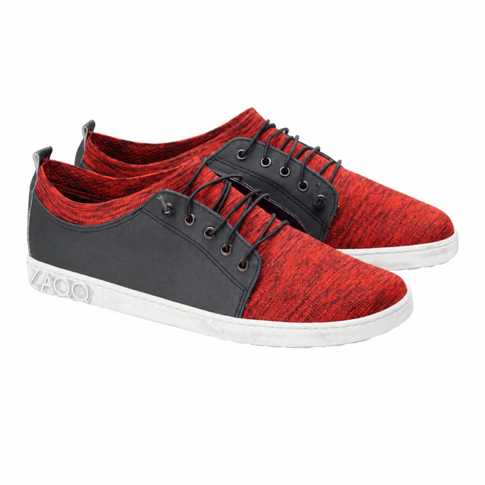 Presentamos el QRIS Red de ZAQQ, un par de zapatillas casuales rojo-negro con suelas blancas llamativas. Estos zapatos se destacan por su tejido estructurado de color rojo brillante, cordones negros elegantes y prácticas lengüetas blancas en la parte trasera. La palabra distintiva YAGO está grabada en el lateral de las suelas, dándoles un toque único.