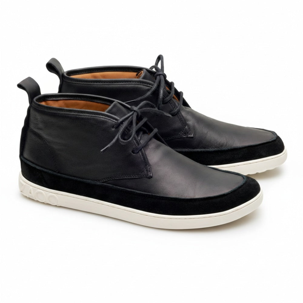 Wir präsentieren den QUITMAN Black von ZAQQ – diese stylischen schwarzen Stiefeletten aus Nappaleder haben weiße Sohlen, schwarze Schnürsenkel und ein einzigartiges Designmuster um die Sohle. Ihr schlankes Design bietet einen modernen Look, perfekt für legere oder halbformelle Anlässe.