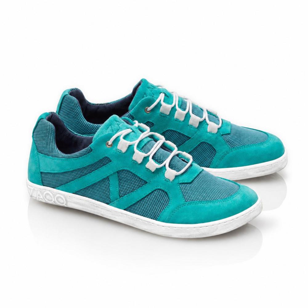 Presentamos el QUSQO Turquoise de ZAQQ: Estas zapatillas turquesas con cordones blancos y suelas grises ofrecen una textura similar a la malla y el ante. Con su diseño moderno y los patrones gráficos en los laterales sobre fondo blanco, proporcionan una experiencia 'transpirable' y comodidad suprema.