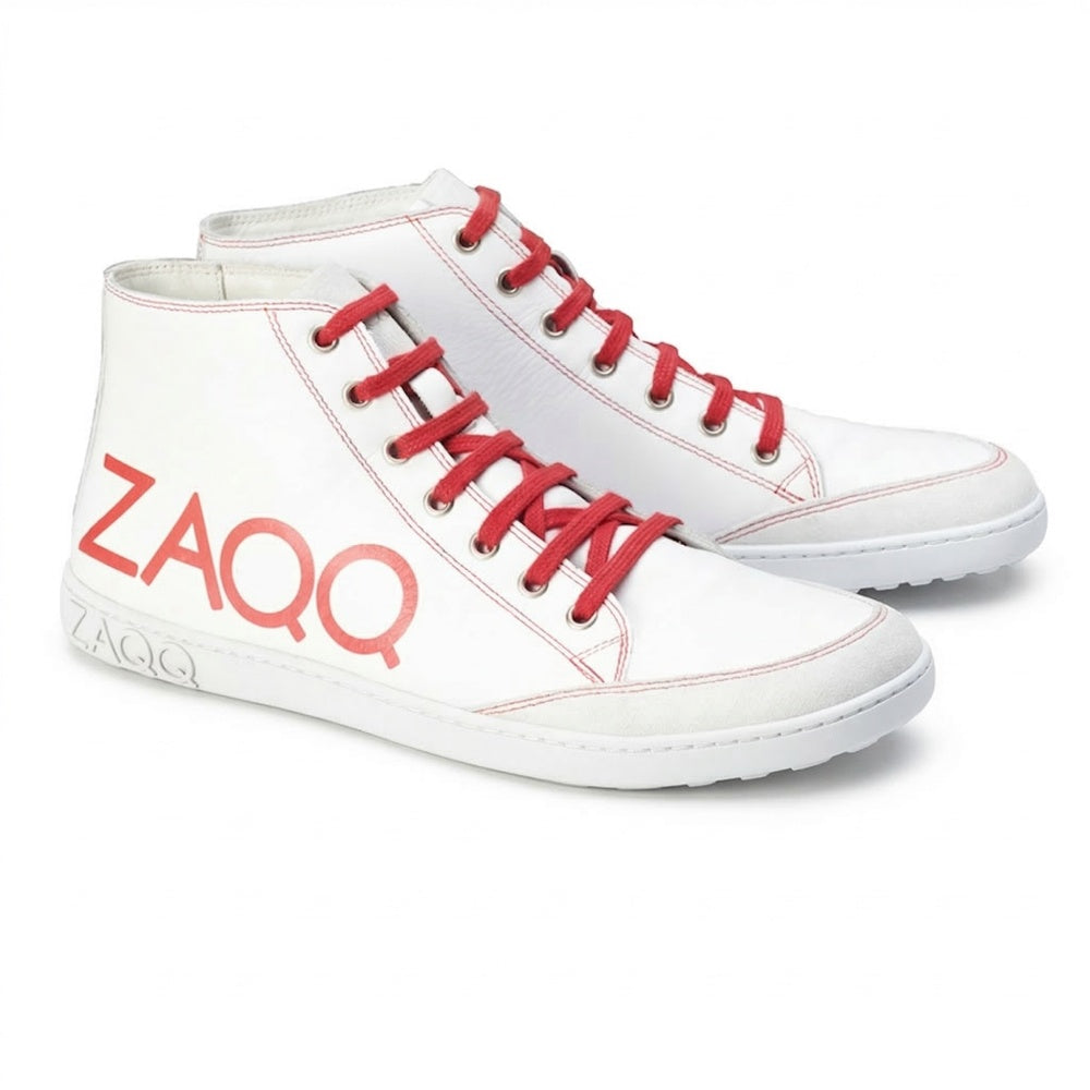 Die ultramodernen SQYLA White Sneaker von ZAQQ bestechen durch ihr weißes High-Top-Design mit roten Schnürsenkeln und dem stilvollen Markennamen auf der Seite. Mit einer eleganten weißen Sohle mit der Prägung ZAQQ an der Ferse vereinen diese Schuhe Stil und Komfort perfekt und fangen die Essenz eines Barfußschuhs ein.