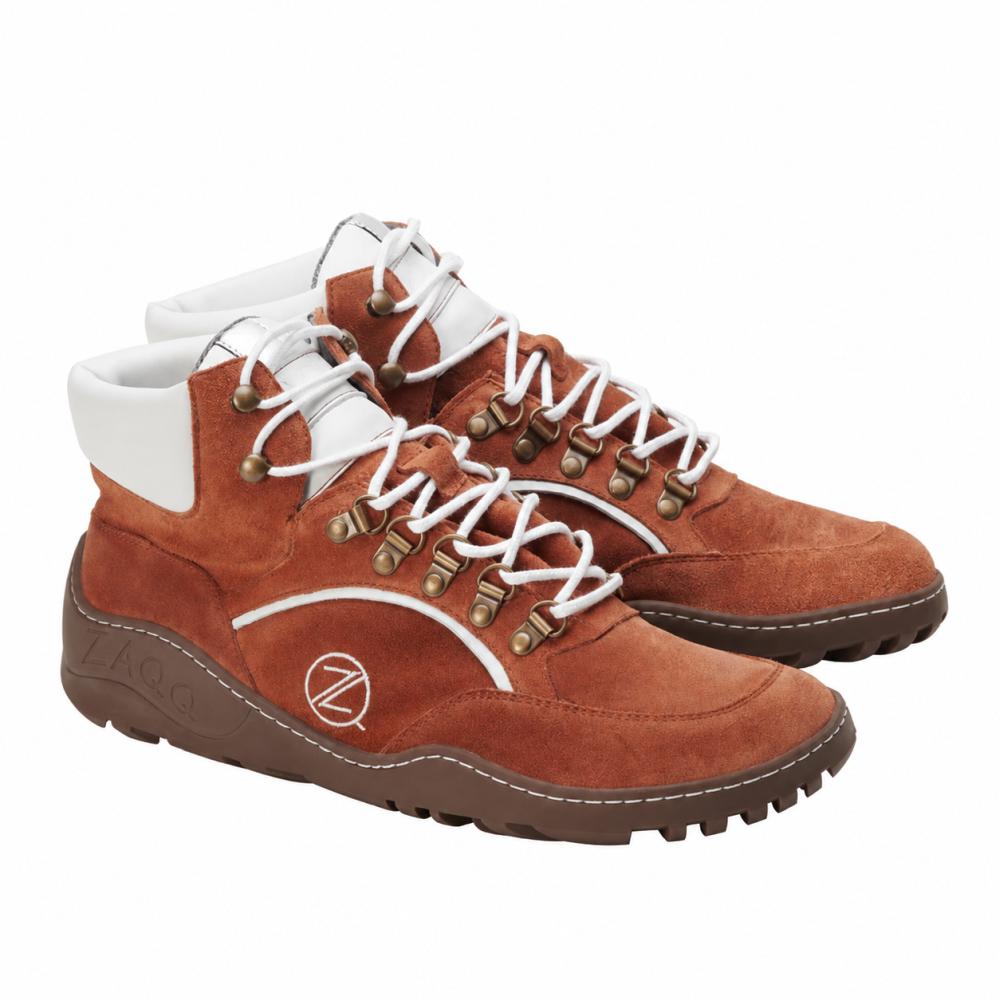Presentamos el TREQ Cognac Waterproof de ZAQQ: Estas botas de senderismo de ante marrón con elegantes acentos blancos y cordones, así como una robusta suela marrón, están diseñadas para aventuras al aire libre. Con ojales de metal y un logotipo decorativo en el lateral, estas botas de exterior ofrecen tanto funcionalidad como estilo. El cuello acolchado proporciona comodidad, mientras que el perfil robusto ofrece un agarre fiable en cualquier terreno.