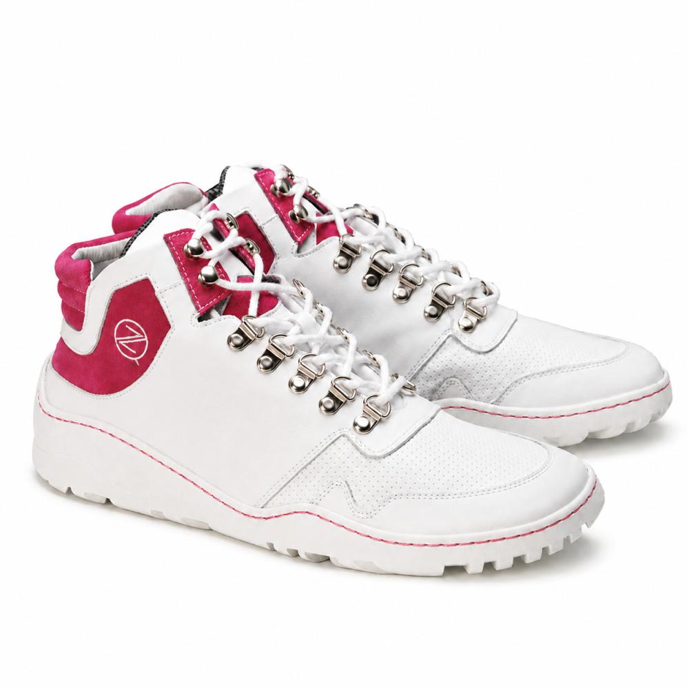 Presentamos las zapatillas impermeables de caña alta ZAQQ VAQATION Pink. Estos diseños elegantes están hechos de cuero blanco con acentos rosados en la lengüeta y el talón, ojales plateados, una suela blanca resistente y un elegante logo en el lateral. Son perfectos para cualquier aventura.